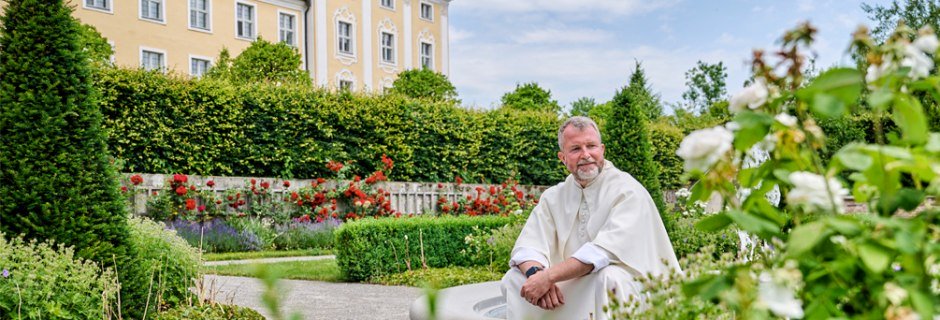 Pater Ulrich im Klostergarten in Roggenburg © TVABS, F. Trykowski