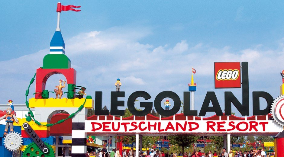 Vor den Toren des LEGOLAND-Freizeitparks in Günzburg © LEGOLAND® Deutschland Resort