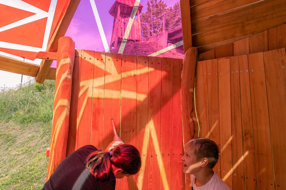 Gemütlicher Rückzugsort mit Schatten: Der befahrbare Aussichtsturm mit Farbspiel auf dem neuen inklusiven Spielplatz von Schloss Höchstädt.