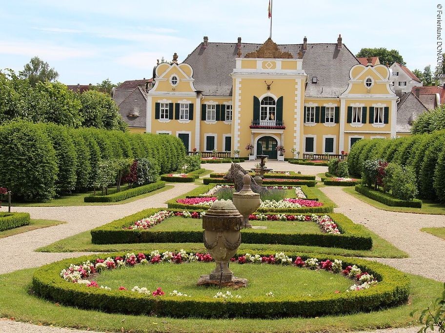 14205515_schloss-hohenaltheim-mit-garten.jpg