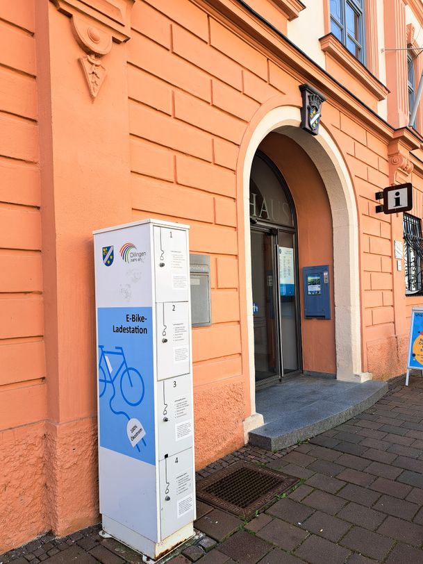 Ladesäule Stadt Dillingen neben Eingang