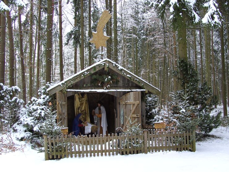 Weihnachtliche Krippe im Derchinger Forst