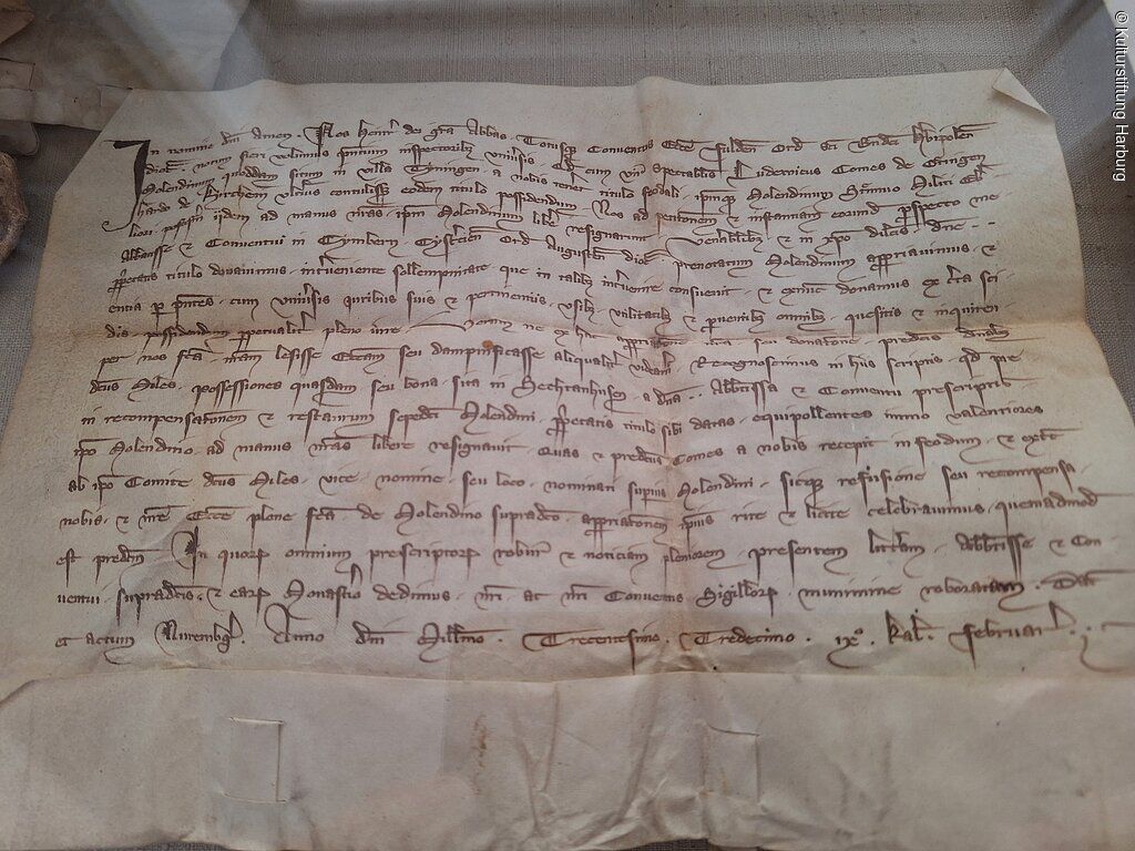 Einblick in das Bibliothekszimmer mit Urkunden von Päpsten und Königen