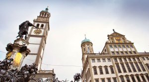 Der Rathausplatz in Augsburg mit Perlachturm und Augustus-Brunnen © Fouad Vollmer