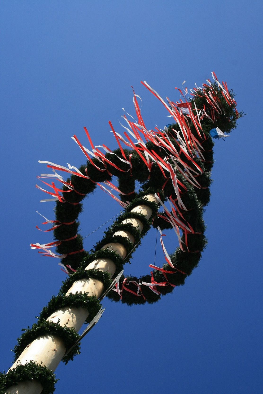 Aufstellen des Krumbacher Maibaums