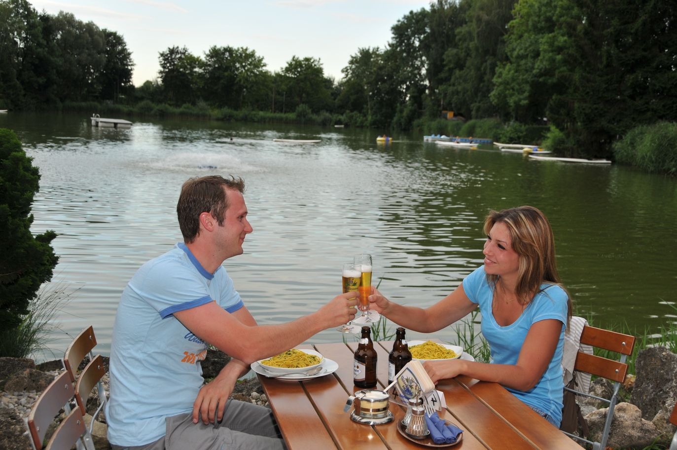 Lech Camping 2 sitzen am See.jpg