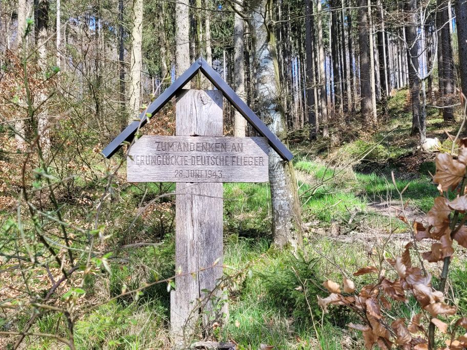 Gedenkkreuz für den Tod mehrerer Soldaten beim Flugzeugabsturz 1943.