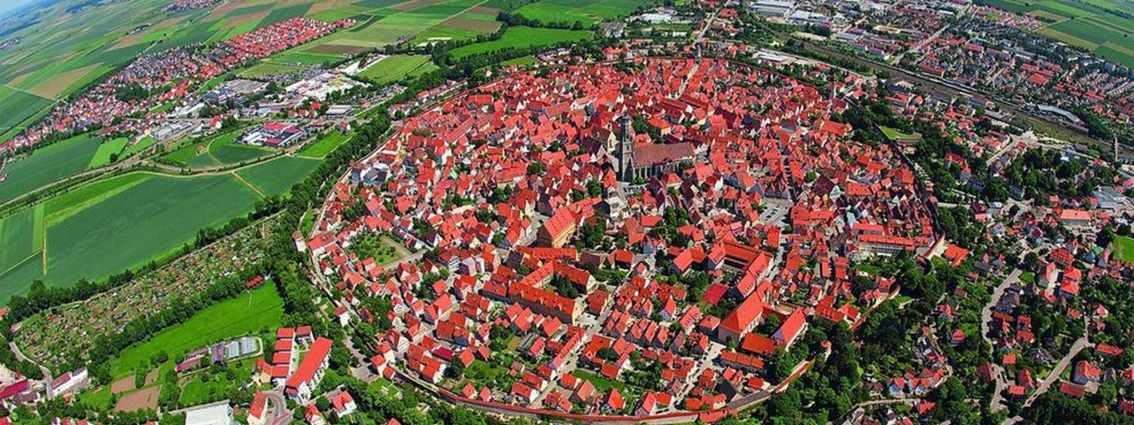 Das kreisrunde Nördlingen von oben © Stadt Noerdlingen