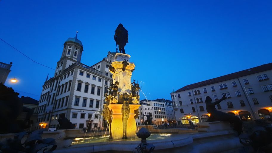 Rathaus und Augustusbrunnen bei Nacht