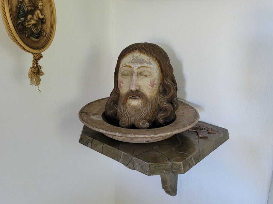 Darstellung des geköpften Johannes des Täufers in Erisweiler.