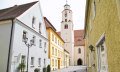 Kirchstrasse mit St. Walburga-Kirche im Hintergrund © Stadt Monheim