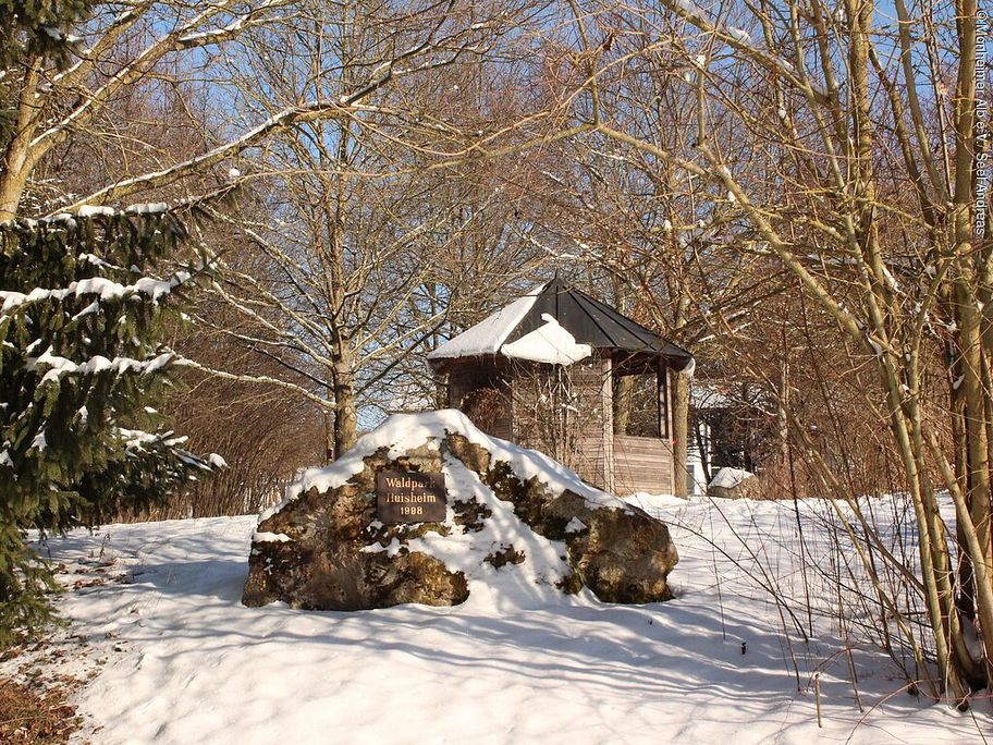18077129_waldpark-huisheim-gedenkstein-mit-infohaeuschen-.jpg