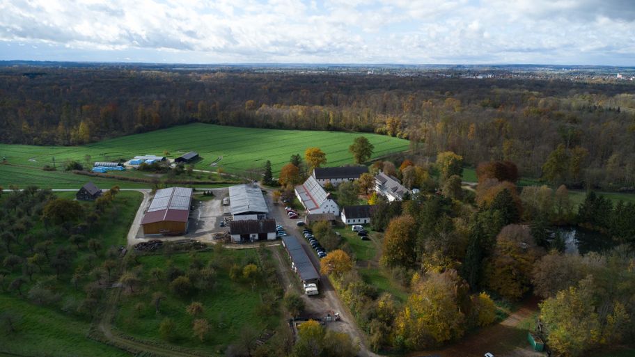 Gut Helmeringen  - Vierkanthof umgeben von Wäldern, Seen und Flüssen