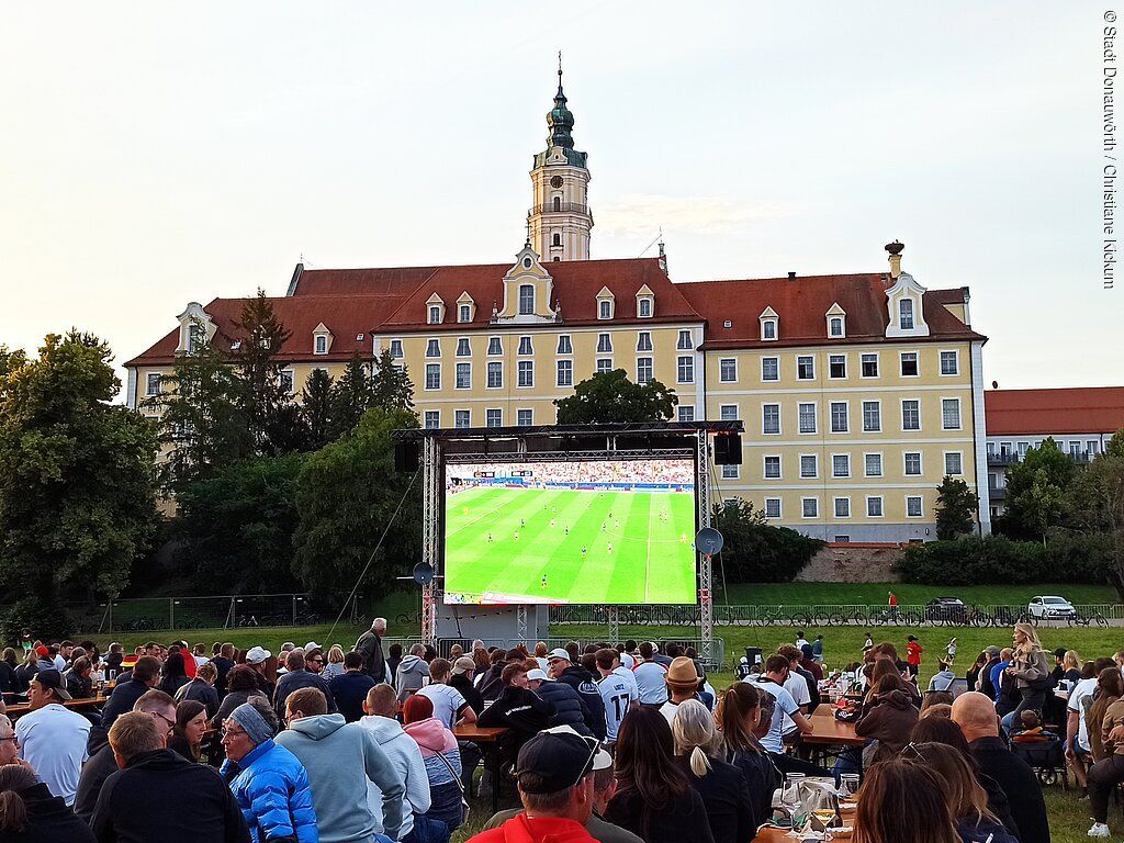 Public Viewing im Heilig-Kreuz-Garten