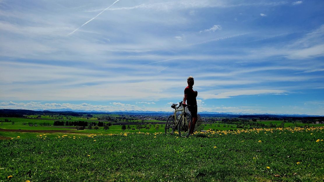 Blick von Daxberg auf die Alpen.